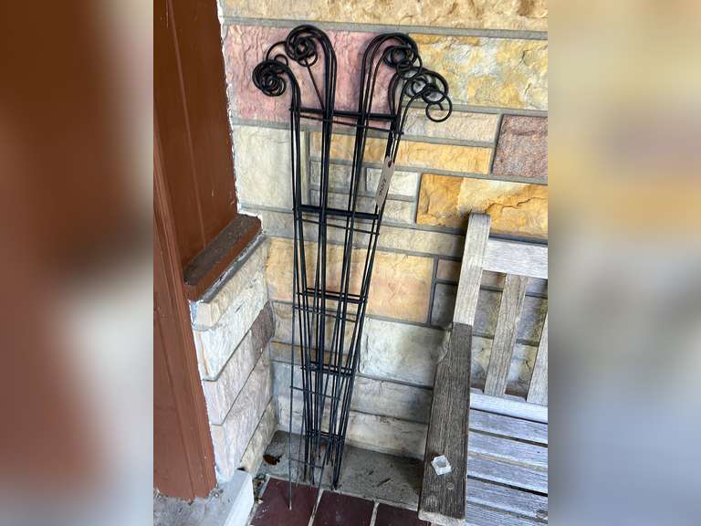 Five pieces of wrought iron lattice, Approximately 46 inches tall