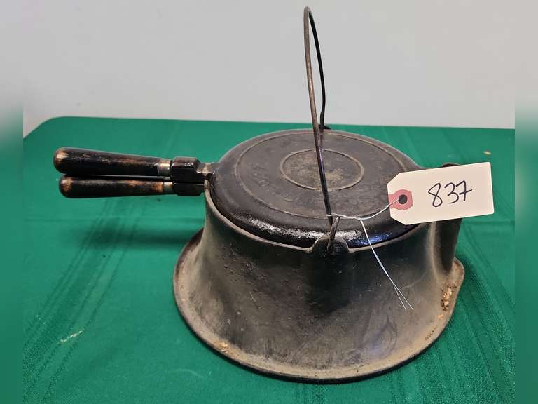 Wagner Ware cast iron waffle maker "8" 1910 Northern Kentucky Auction, LLC