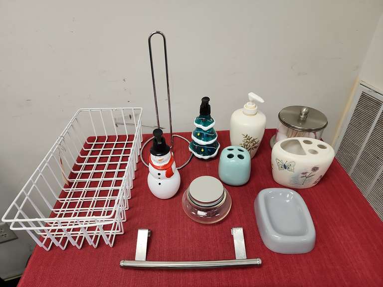 Assorted kitchen and bathroom accessories Northern Kentucky Auction, LLC