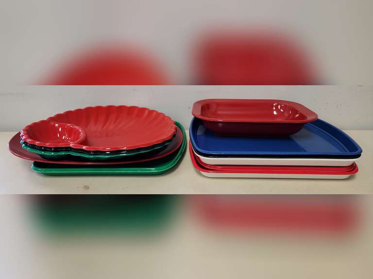 Assorted plastic serving pieces Northern Kentucky Auction, LLC