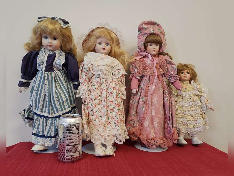 Assorted porcelain dolls/stands