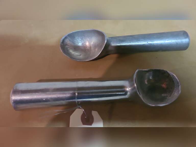 2 Aluminum ice cream scoops (B)