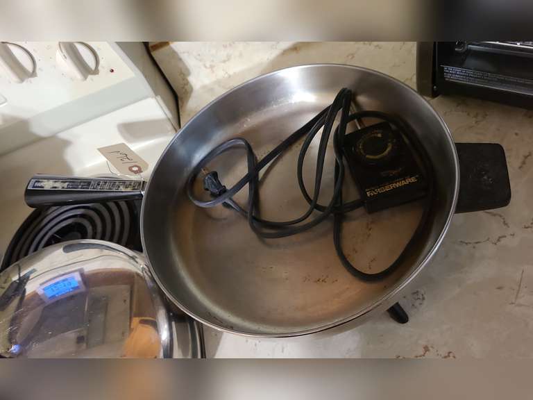 Farberware stainless steel electric fry pan, powered on Northern