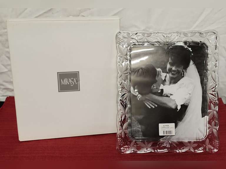 Mikasa floral mist 8x10 glass frame Northern Kentucky Auction, LLC