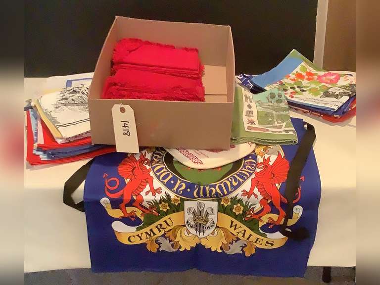 Linens, apron & oven mitt. Northern Kentucky Auction, LLC