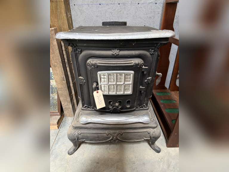 Wood burning Stove 24"D x 28"W x 32"T Northern Kentucky Auction, LLC