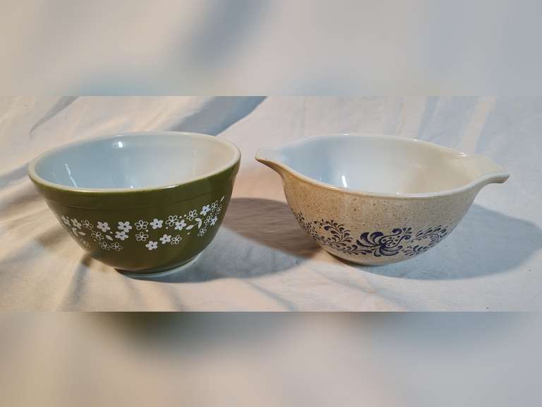 Two small Pyrex bowls Northern Kentucky Auction, LLC