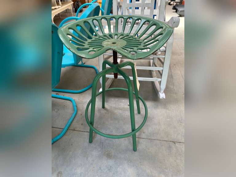 Tractor Seat Stool 28x 20x 15D Northern Kentucky Auction, LLC