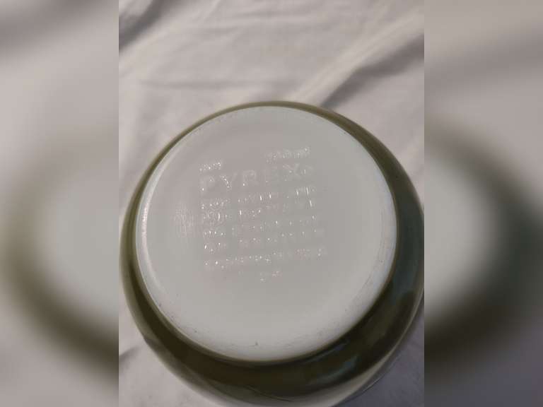 Two small Pyrex bowls Northern Kentucky Auction, LLC