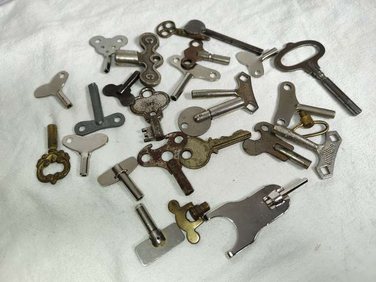 Assorted clock keys and other keys Northern Kentucky Auction, LLC
