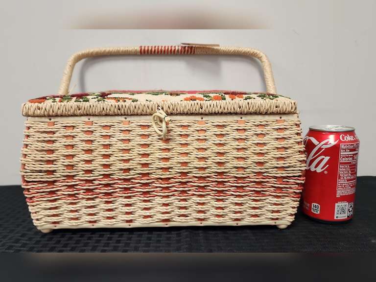 Sewing basket with contents Northern Kentucky Auction, LLC
