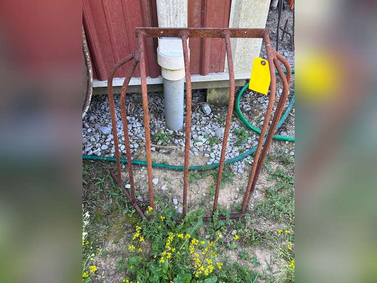 Stall Hay feeder Northern Kentucky Auction, LLC