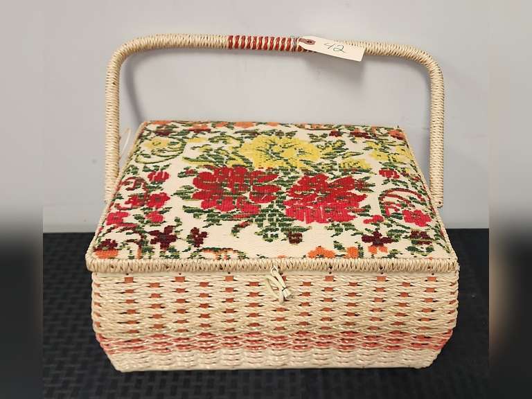 Sewing basket with contents Northern Kentucky Auction, LLC