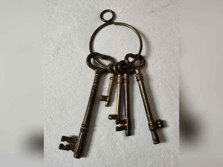 Wall hanging skeleton key display metal Northern Kentucky Auction, LLC