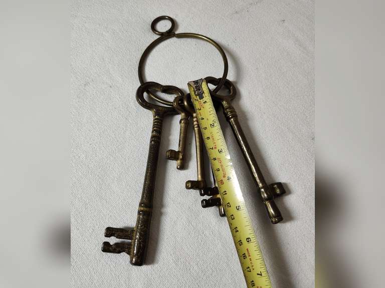 Wall hanging skeleton key display metal Northern Kentucky Auction, LLC