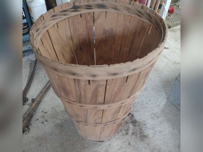 Vintage fruit basket. Northern Kentucky Auction, LLC