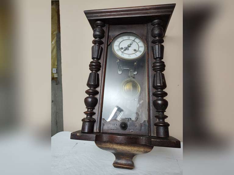 Wood Wall clock needs repaired Northern Kentucky Auction, LLC