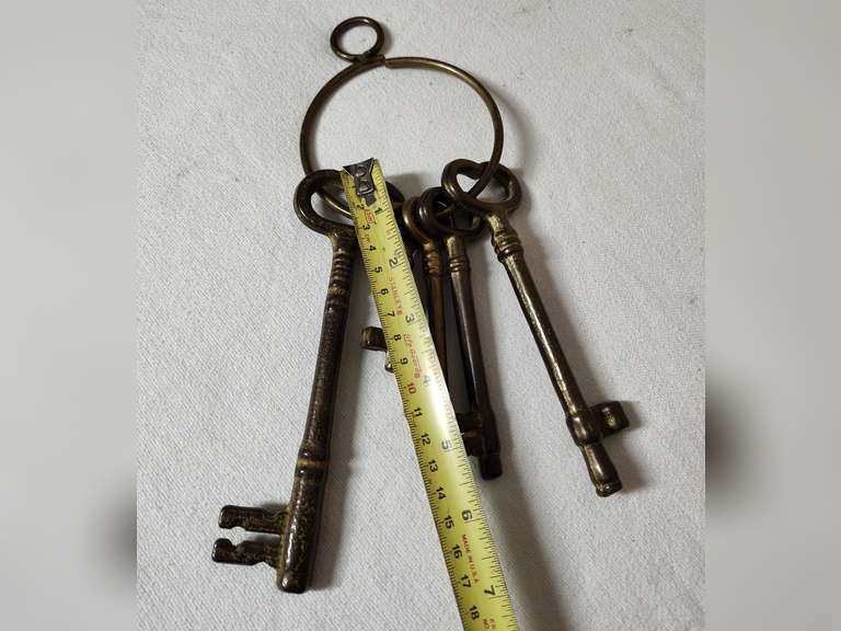 Wall hanging skeleton key display metal Northern Kentucky Auction, LLC