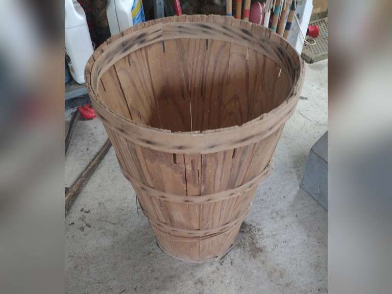 Vintage fruit basket. Northern Kentucky Auction, LLC