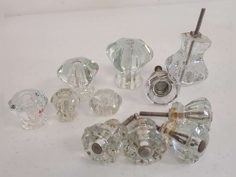 Various glass drawer pulls Northern Kentucky Auction, LLC