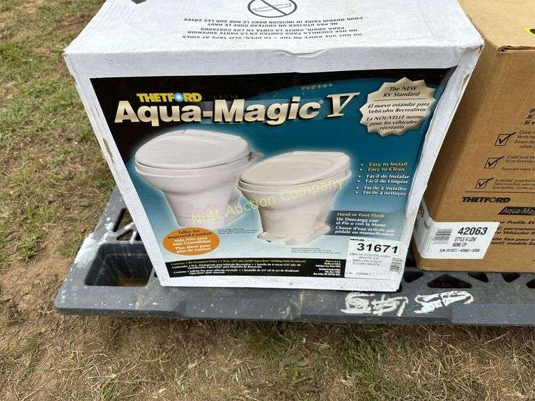 1 Domestic RV Toilet Seat & 2 RV Toilets Nutt Auction