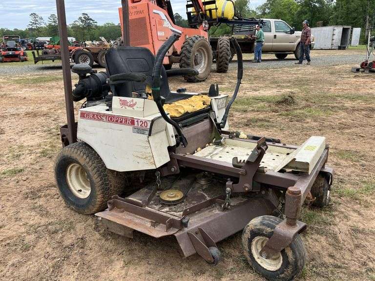 120 Zero Turn Mower Mod 120K SN5713623 Nutt Auction