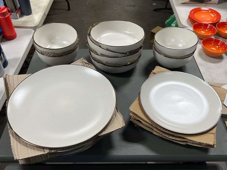 Mikasa Juliana 16pc White Stoneware Dinnerware Set NW Asset Services