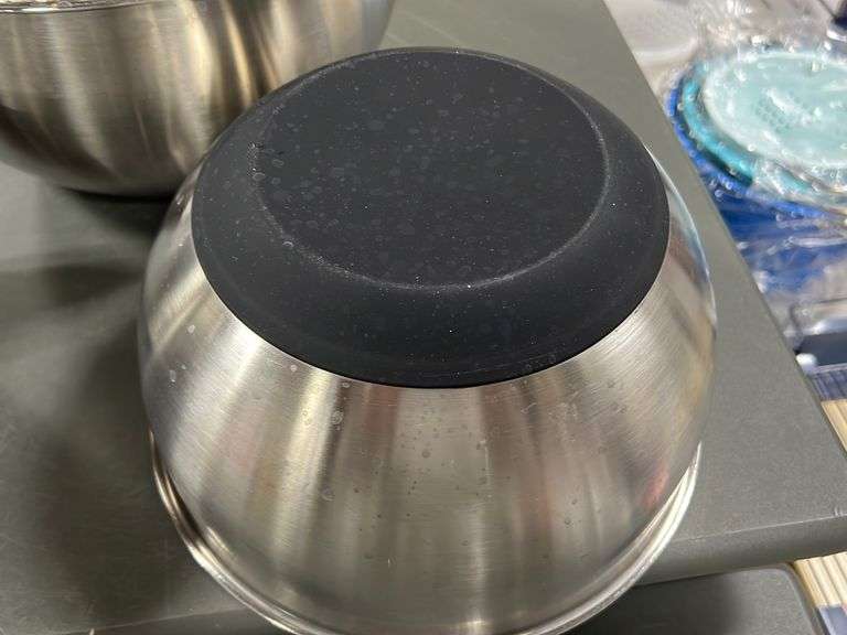 MiU 3pc Stainless Steel Mixing Bowls w/ NonSlip Silicone Bottoms NW