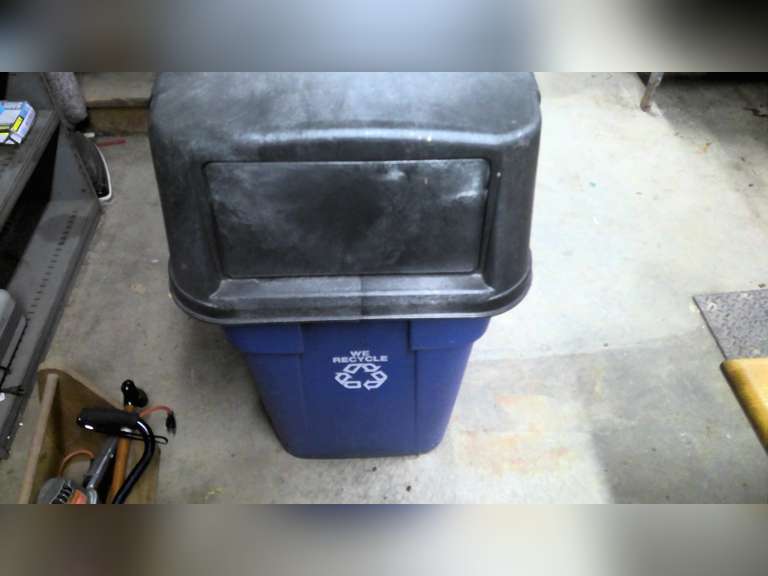 COMMERCIAL GARBAGE CAN 1 Online Auctions LLC