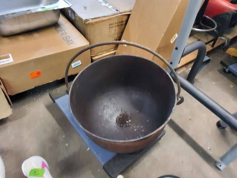 VINTAGE CAST IRON POT, HAS LEGS 1 Online Auctions LLC