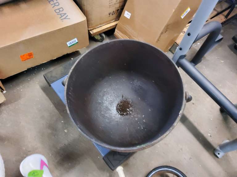 VINTAGE CAST IRON POT, HAS LEGS 1 Online Auctions LLC