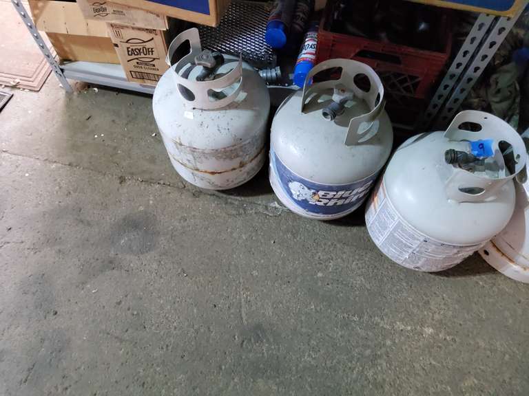 3 EMPTY PROPANE TANKS 1 Online Auctions LLC