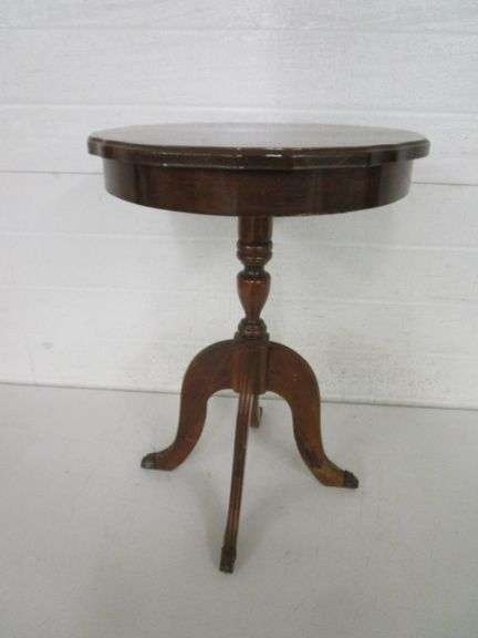 Round Duncan Phyfe Style Lamp Table - Oberman Auctions