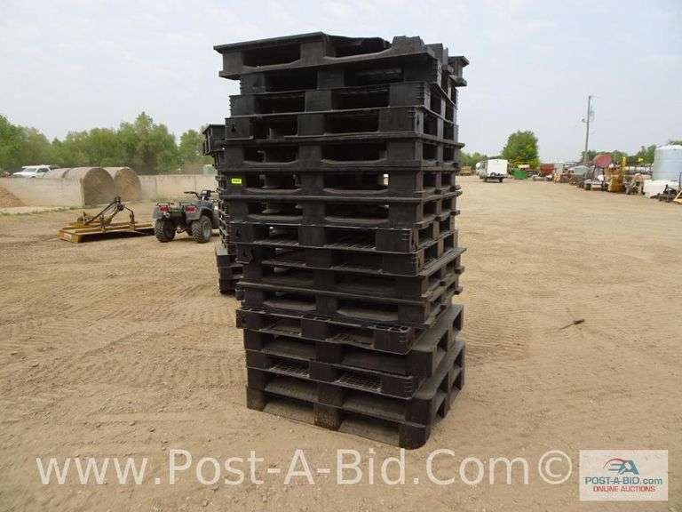 16 Plastic Pallets. Elsenpeter Auctions & Real Estate, Inc. dba Post