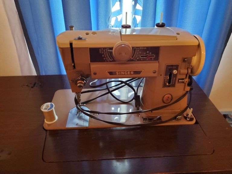 Singer Model 401A Model Sewing Machine with Attachments