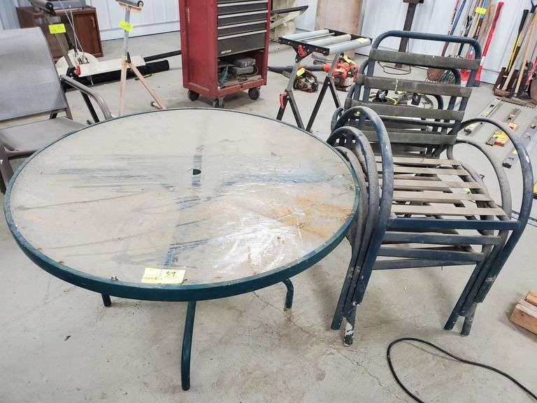 Glasstop patio table with 4 patio chairs Parrott