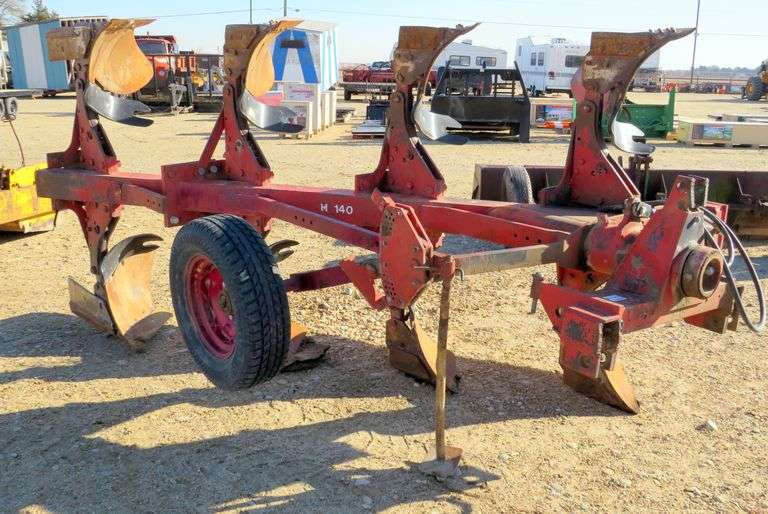 Z1576 IH 140 4 Bottom Rollover Plow Pickett Auction Service