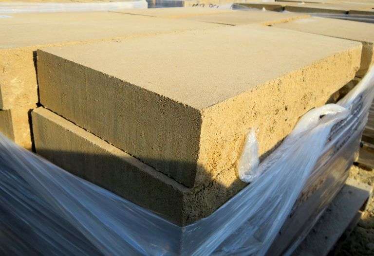 Y1138 Wall Cap Landscape Stone (48) Pickett Auction Service