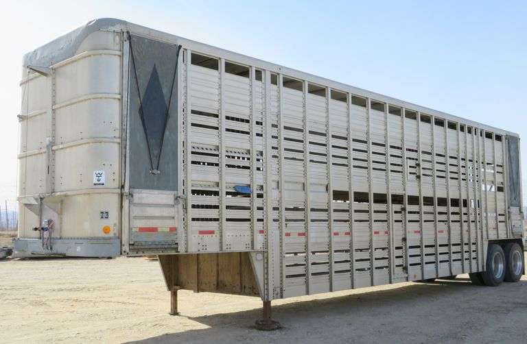 B1048 1973 Wilson Cattle Trailer Pickett Auction Service