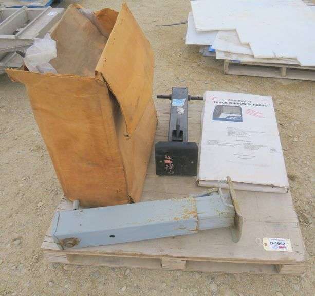 D1062 Landing Gears + Truck Mirrors/ Screens Pickett Auction Service