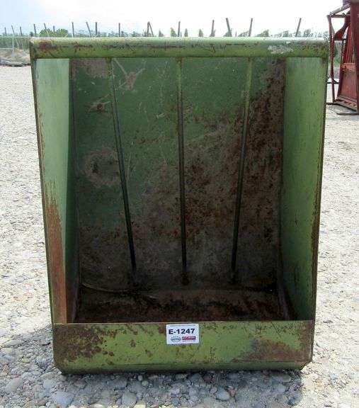 E1247 Powder River Horse Feeder Pickett Auction Service