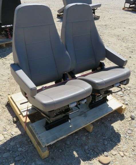 F-496 Freightliner Truck Seats (2) - Pickett Auction Service