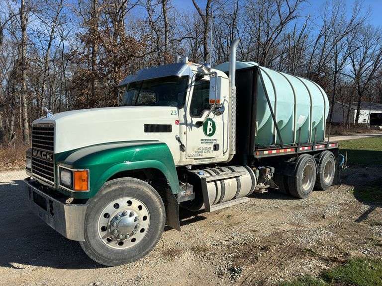 2012 Mack spray truck