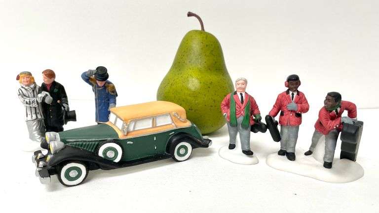 “Steppin’ Out On The Town” Department 56 Accessory Figures