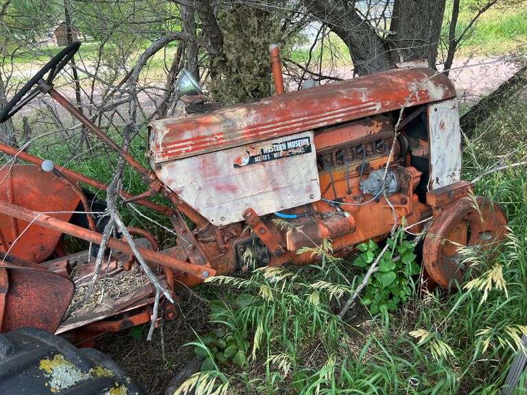 1946? Case Tractor Salvage not running Peterson Land & Auction LLC