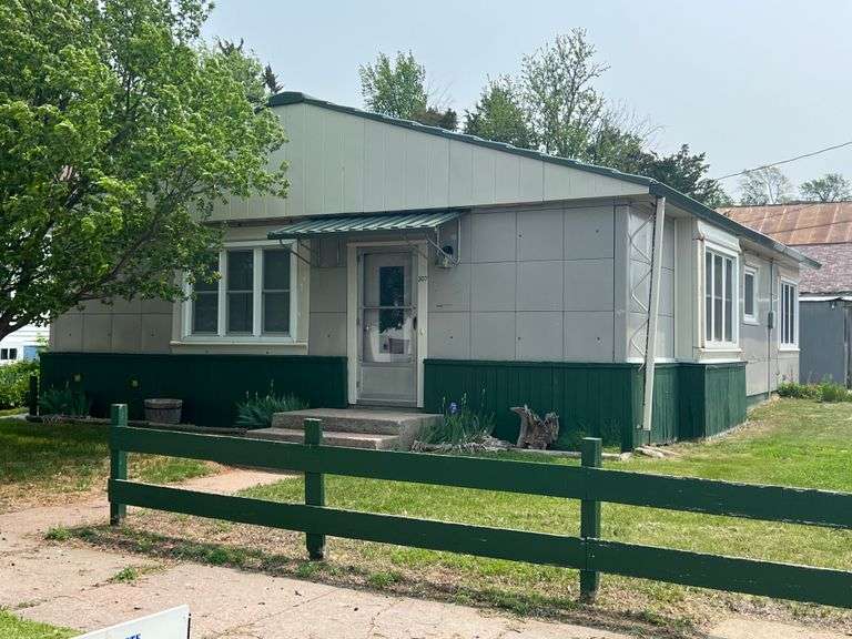 307 S Inglis Chamberlain, SD Peterson Land & Auction LLC