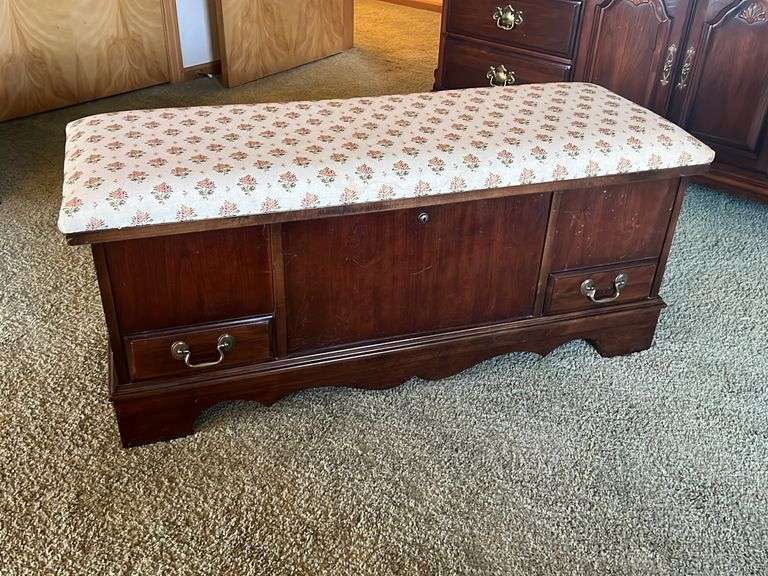 Lane Cedar Chest w/upholstered top Peterson Land & Auction LLC