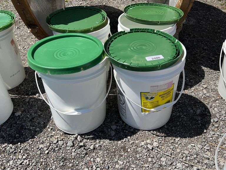 4 White 5 gallon buckets with lids Rogers Community Auction Inc.