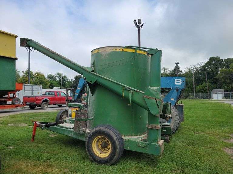 John Deere 750 Grinder Mixer Rogers Community Auction Inc.