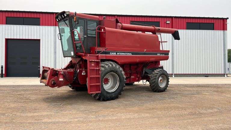 Case IH 1660 Combine - RES Auction Services